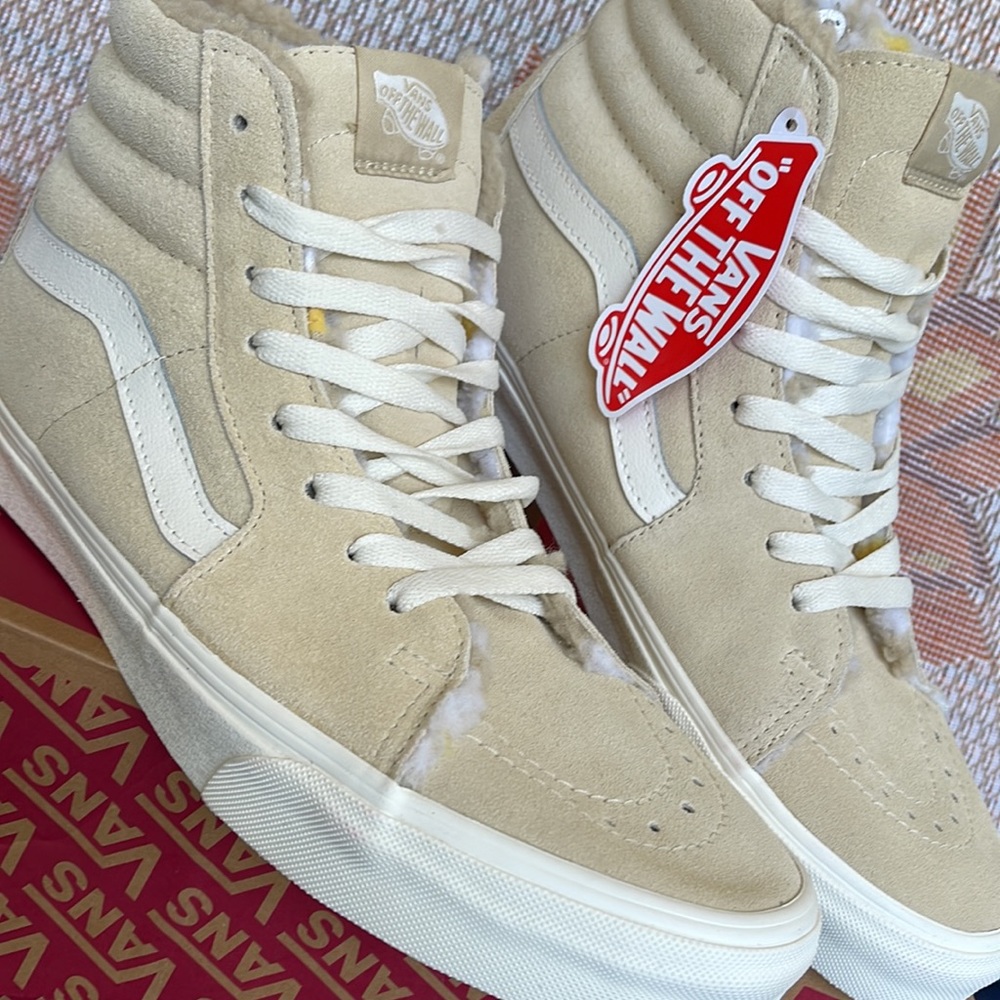 Vans Sk8-Hi
Cozy Hug Biscotti
VN0A7Q5NBVV
Men’s Sneakers - Picture 8 of 16